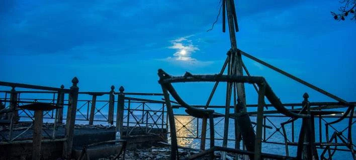 Το Μάτι λίγο πριν δύσει ο ήλιος – Αποκαΐδια, στάχτη και κάτοικοι που προσπαθούν να συνέλθουν (Εικόνες)